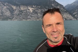 Gerald Knoll am Gardasee, im Hintergrund felsige Berge