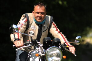 Gerald Knoll auf Motorrad.
